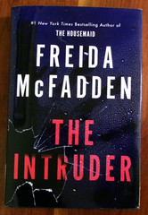 ‚The Intruder‘ by Freida McFadden (2025 HC) NEW. Free Shipping 1st Edition