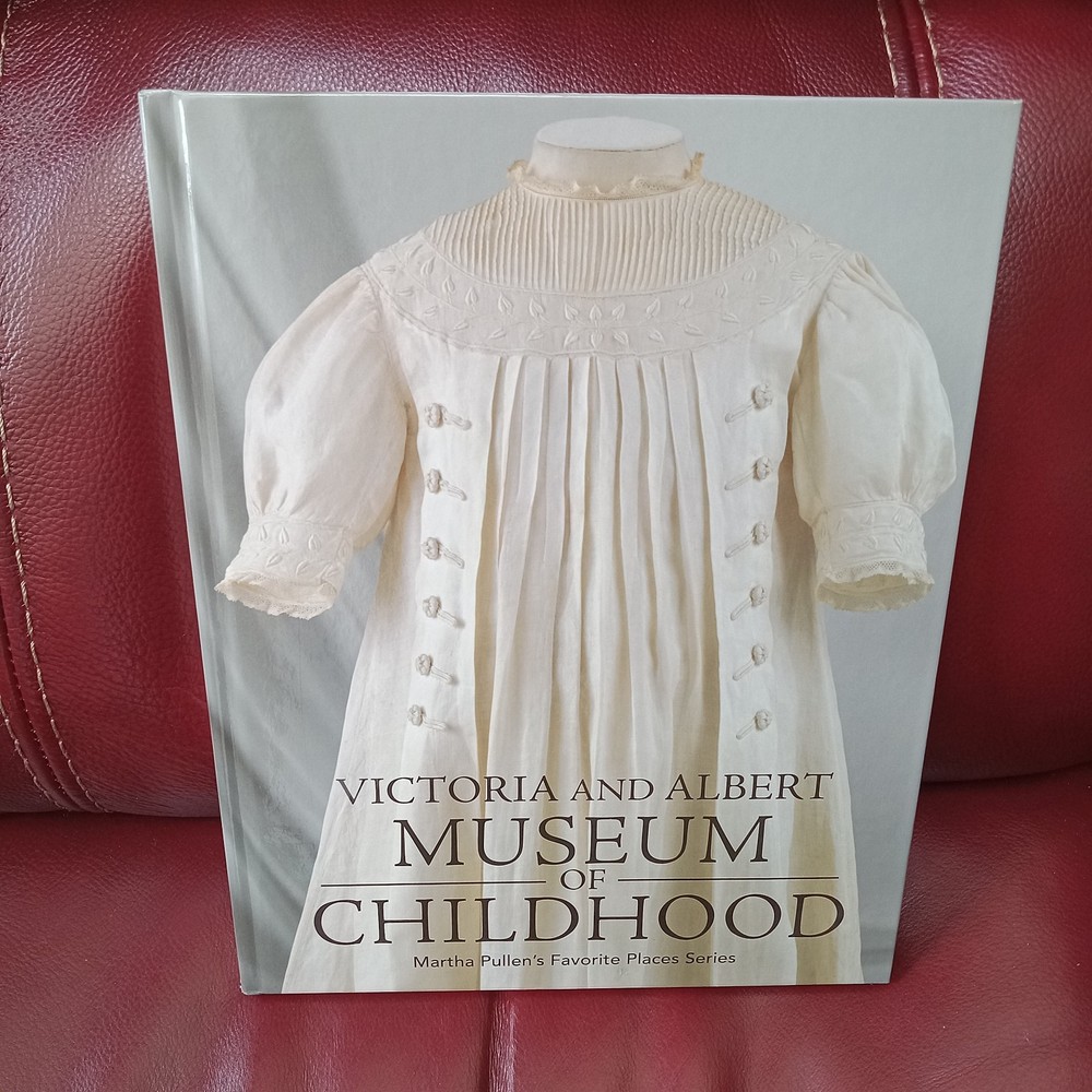Victoria & Albert Museum of Childhood Martha Pullen (HC) 2008) Full Color Photo