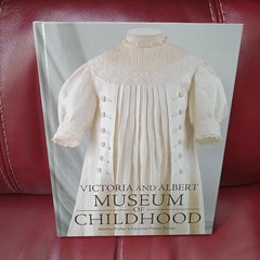 Victoria & Albert Museum of Childhood Martha Pullen (HC) 2008) Full Color Photo