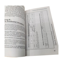 Contractors‘ Guide to the Building Code REVISED Paperback Jack M. Hageman