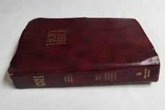 Holy Bible KJV Old & New Giant Print 1994 – Nelson Publishers Faux Leather-Bound