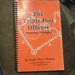 The Triple-Post Offense (Sideline Triangle) by Fred „Tex“ Winter – Spiralbound